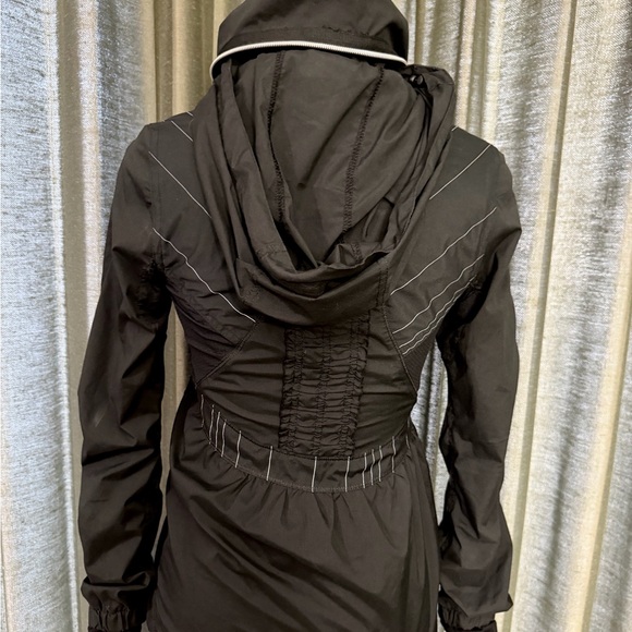 Lululemon Run Hustle Jacket black with reflective micro-stripes - Picture 3 of 3